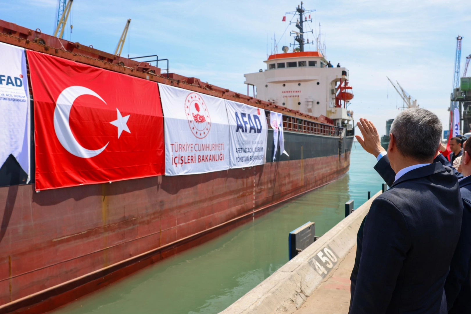 Türkiye’den Lübnan’a Şefkat Eli: 730 Tonluk Yardım Gemisi Mersin’den Uğurlandı