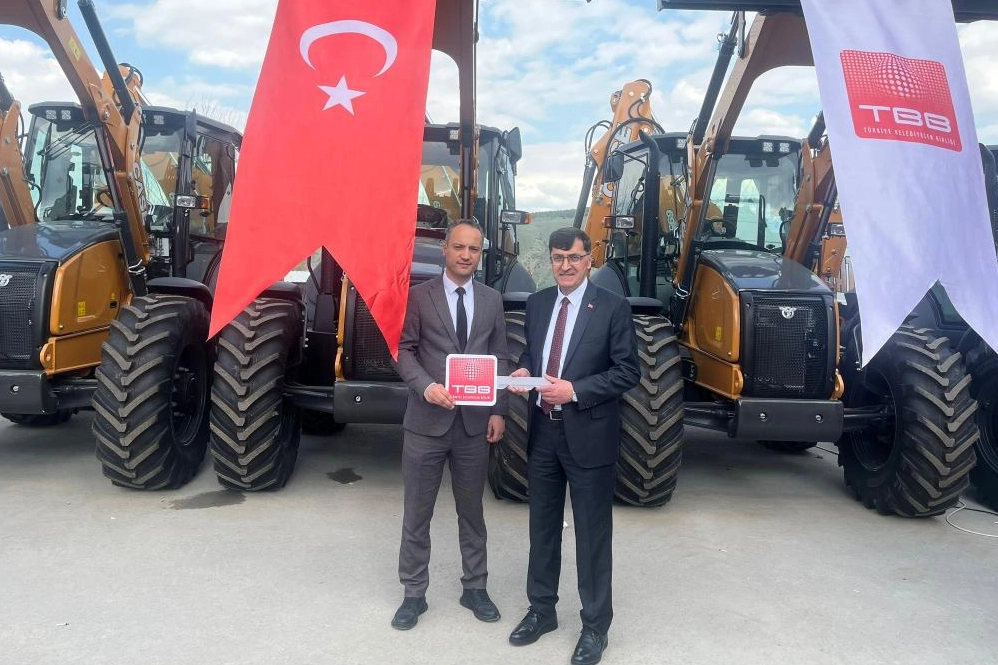 Kütahya Belediyesi’nin Araç Filosu Güçleniyor: TBB’den İş Makinesi Hibesi