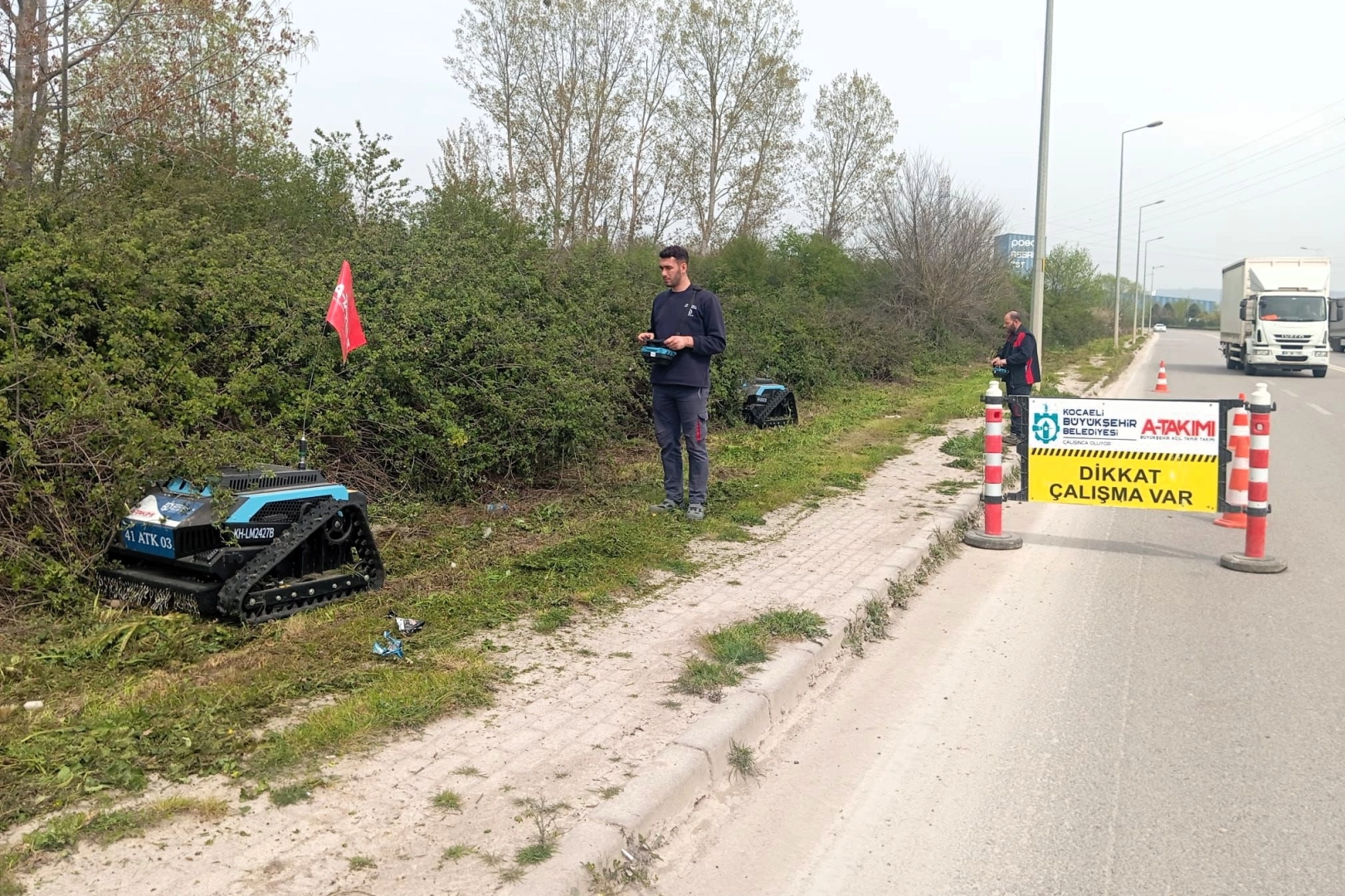 Kocaeli’de "Çalı Canavarı" Mesaide: Yol Kenarları ve Refüjler Teknolojiyle Temizleniyor