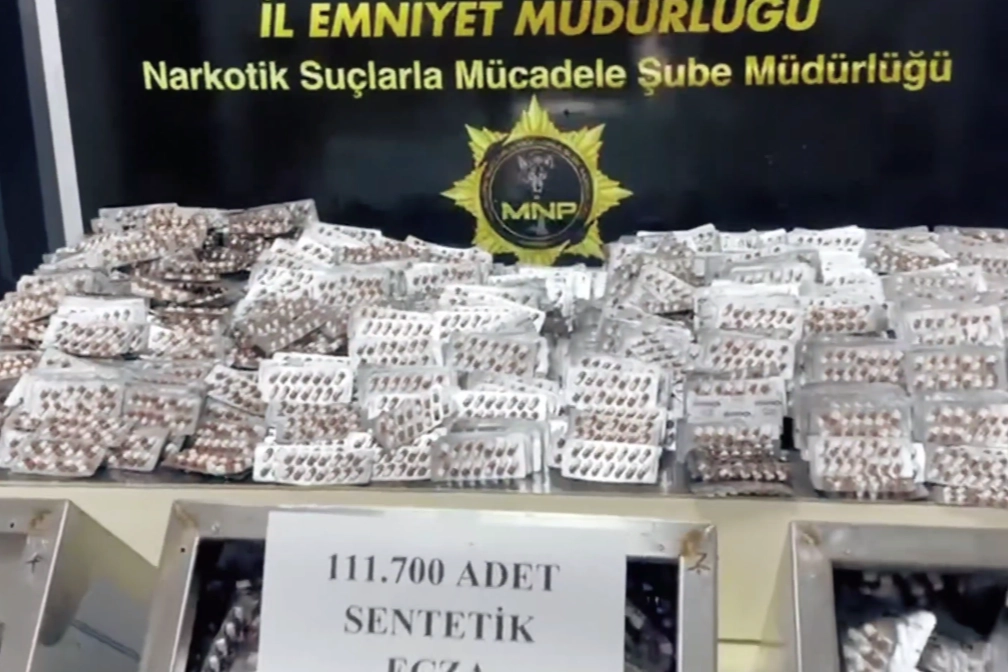 Mersin Akdeniz'de Dev Operasyon: Metal Saclar Arasına Gizlenmiş 111 Bin Hap Ele Geçirildi