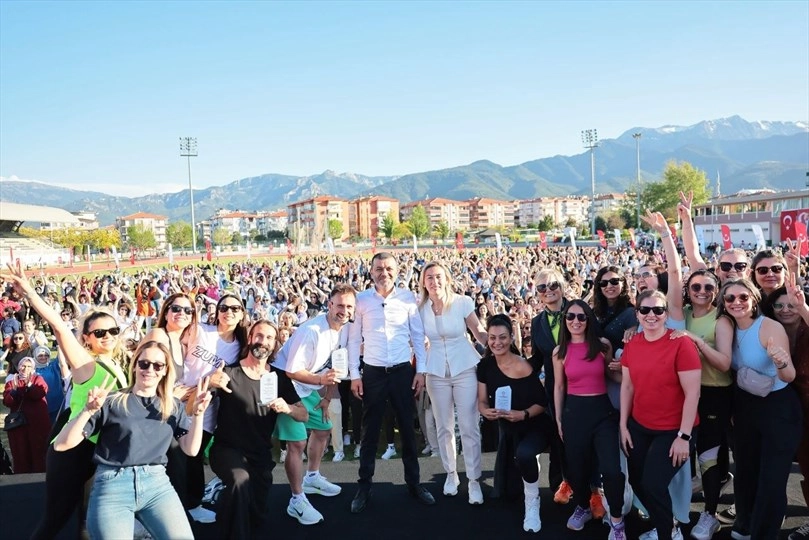 Denizli’de Dünya Dans Günü Coşkusu: Yüzlerce Kadın Aynı Ritimde Buluştu