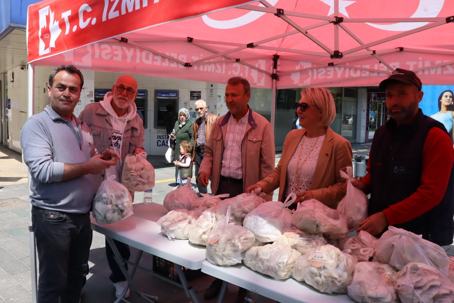 İzmit Belediyesi’nden Vatandaşlara Ücretsiz İstiridye Mantarı: Üreten Kent Sofralara Konuk Oluyor