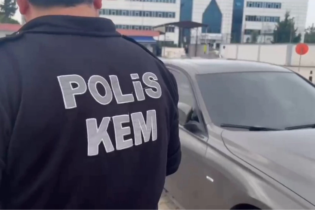Adana’da Uyuşturucu Operasyonu: 20 Kilo Esrar Ele Geçirildi, 2 Tutuklama