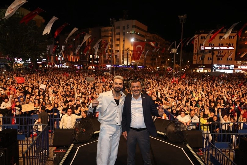Denizli’de Sefo Rüzgarı: Delikliçınar Meydanı’nda Tarihi 23 Nisan Coşkusu
