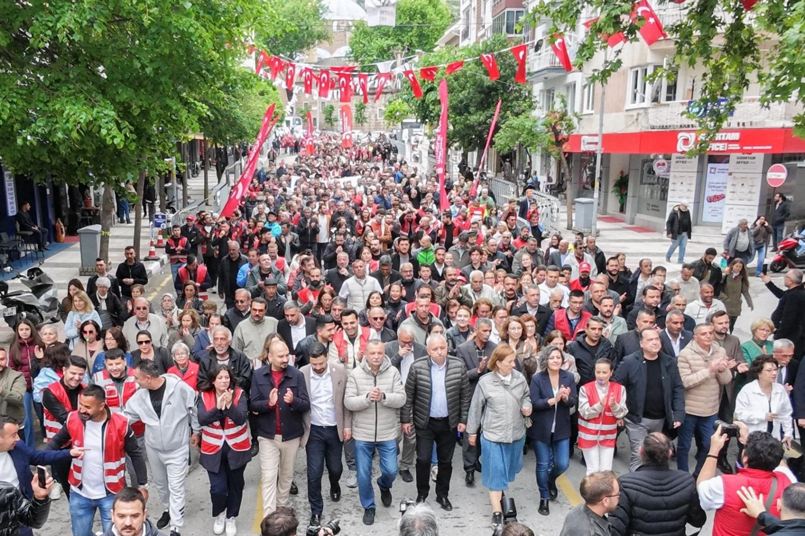 Manisa’da 1 Mayıs Coşkusu: Besim Dutlulu Emekçilerle Omuz Omuza