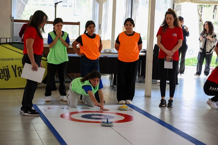 Antalya’da Kız Çocuklarının Curling Heyecanı: Şampiyon Menderes Ortaokulu!