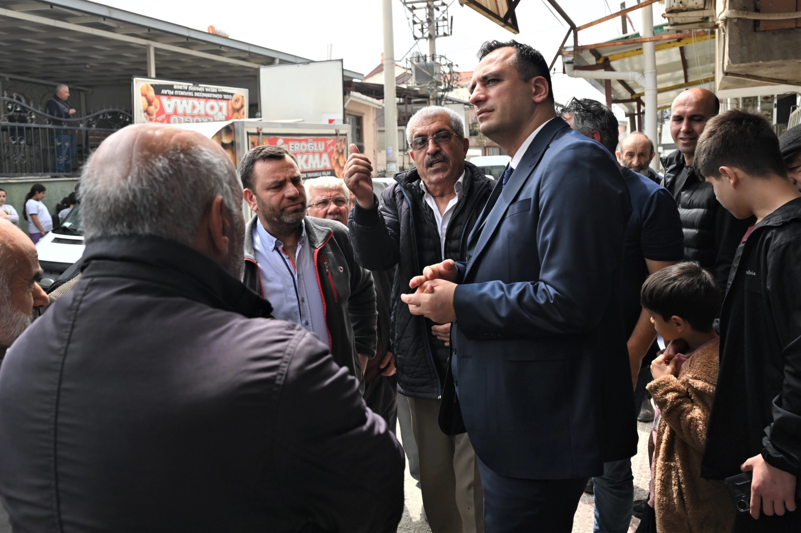 Bornova Belediye Başkanı Ömer Eşki Yeşilçam Mahallesi'nde: Talepleri Yerinde Dinledi
