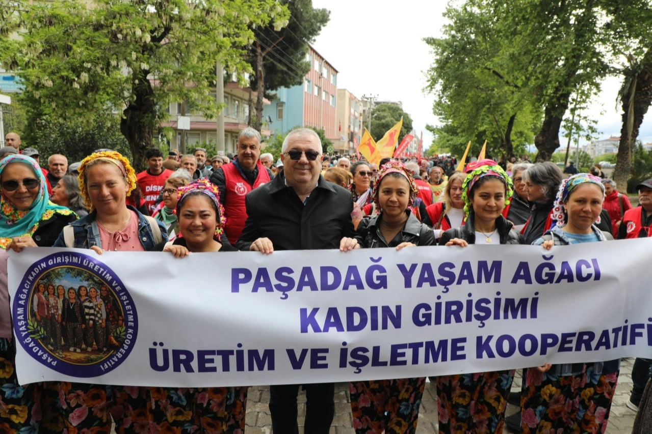 Edremit’te 1 Mayıs Coşkusu: Binlerce Kişi Emek ve Adalet İçin Yürüdü!