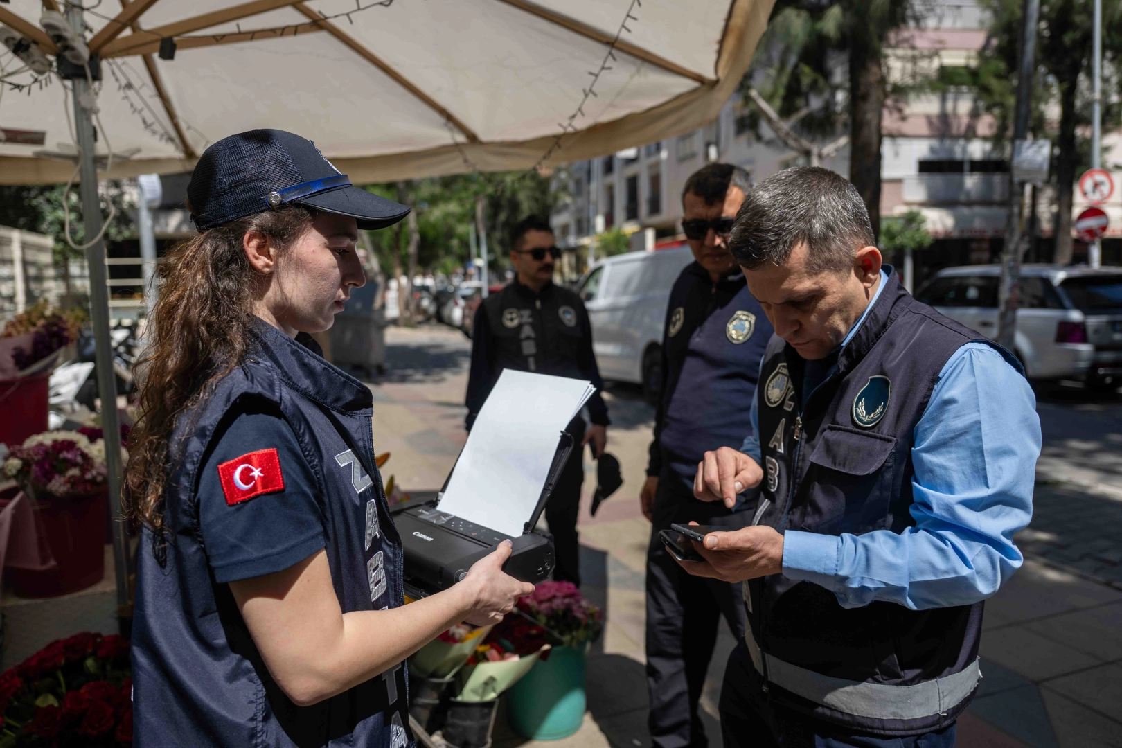 Bornova’da Zabıtadan Teknolojik Atılım: Cezalar Anında Kesilip Tebliğ Ediliyor!