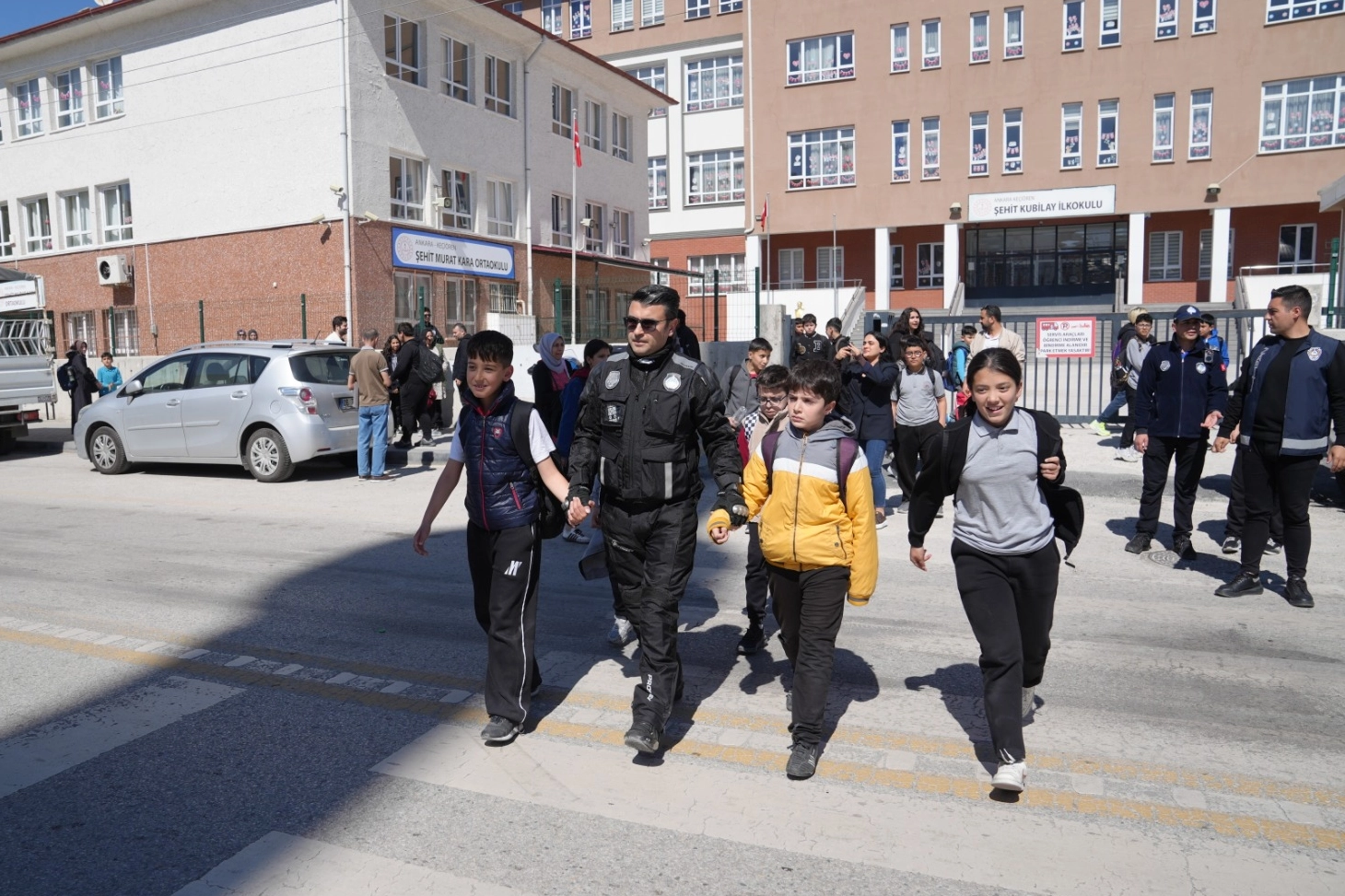 Keçiören’de Okul Zilleri Güvenle Çalıyor: Zabıta Ekiplerinden Öğrenci Mesaisi!