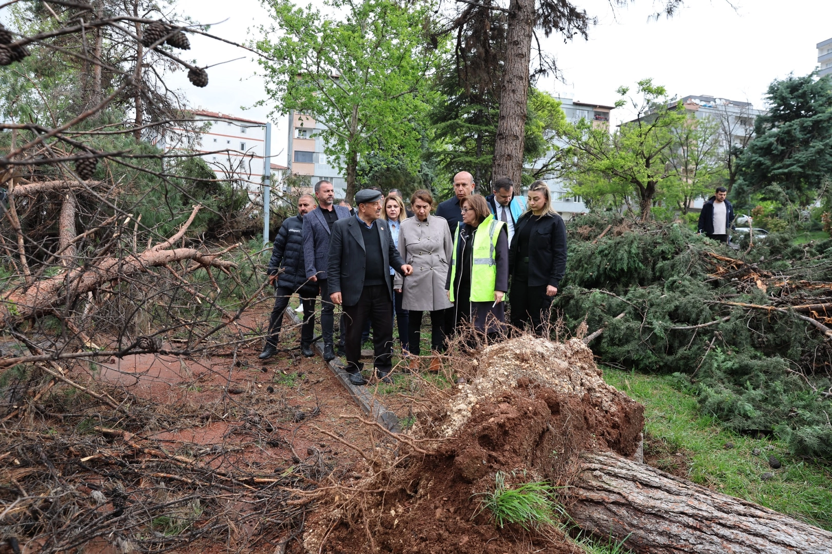 Gaziantep’te "Süper Hücre" Mesaisi: Büyükşehir Ekipleri Yaraları Sarıyor