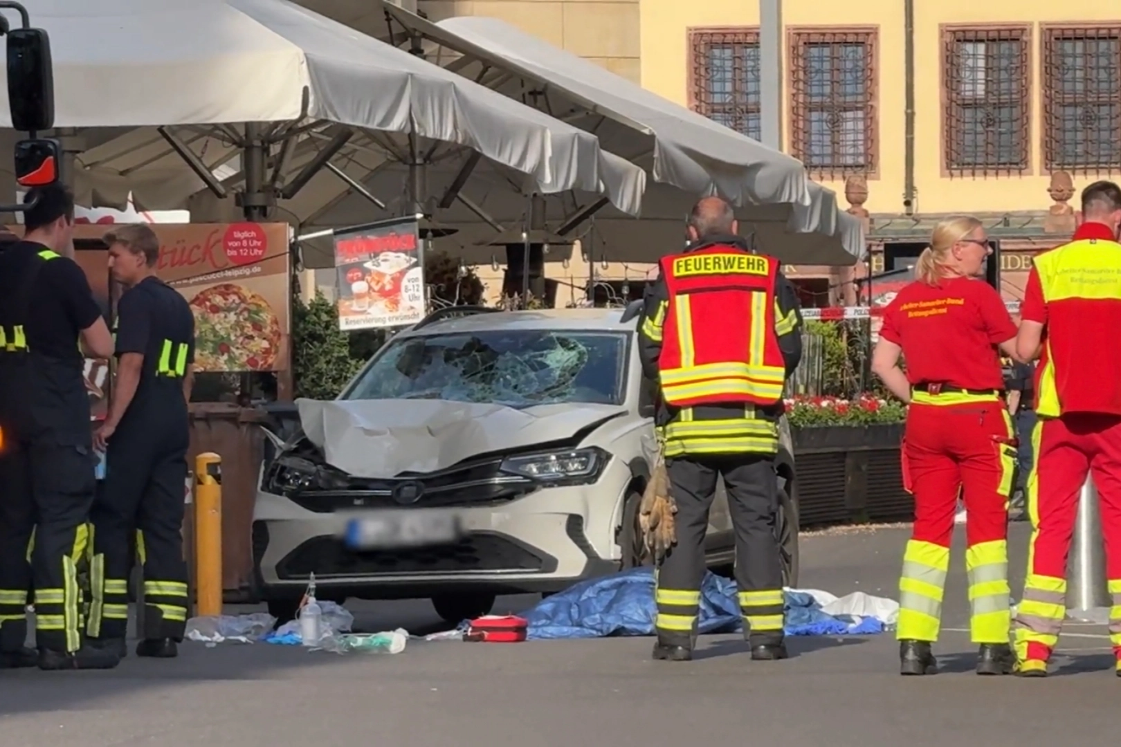 Leipzig’de Dehşet Anları: Otomobil Yayaların Arasına Daldı, Ölü ve Yaralılar Var