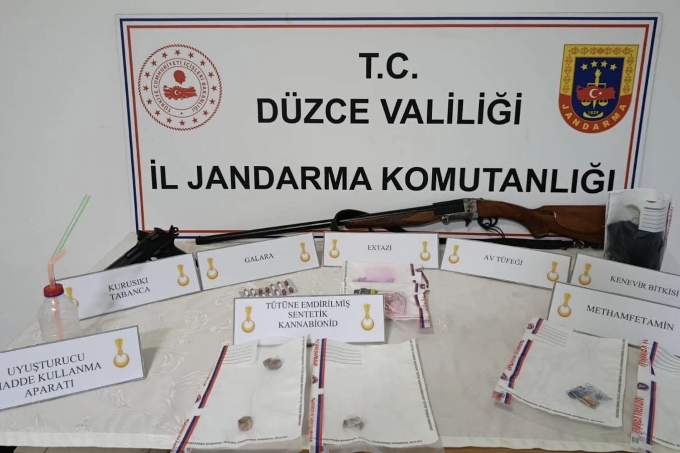 Düzce’de Narkotik Operasyonu: Çeşitli Maddeler Ele Geçirildi, 2 Tutuklama