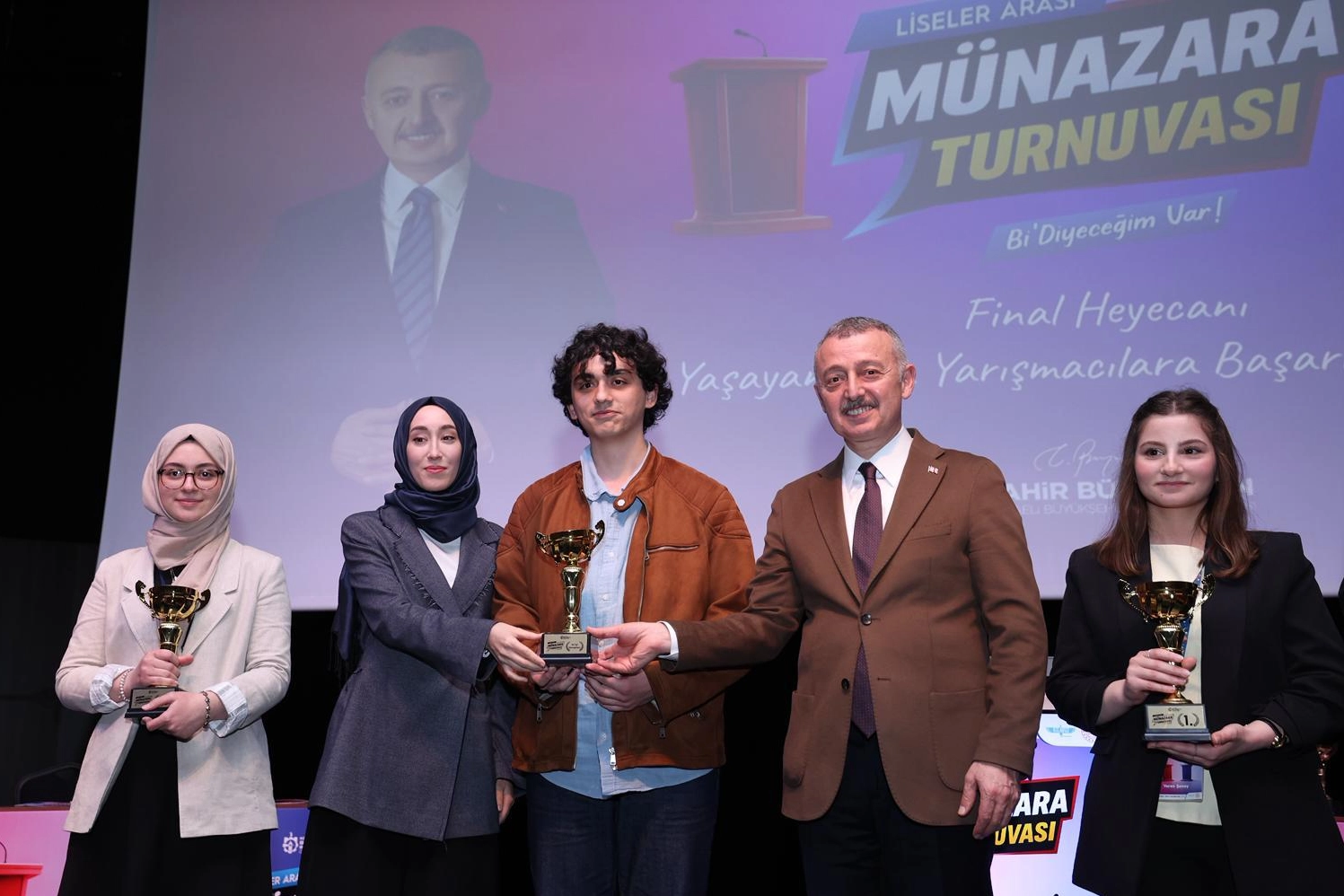 Kocaeli’de Fikirler Yarıştı: Büyük Münazara Turnuvası’nda Şampiyon Belli Oldu