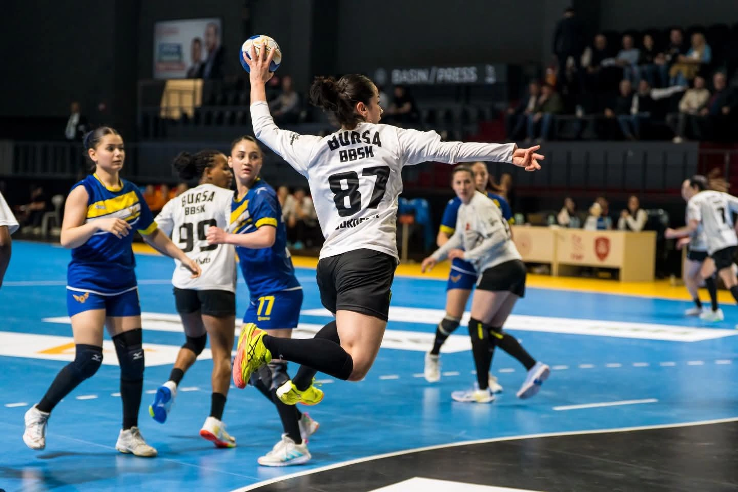 Bursa Büyükşehir Belediyespor Hentbolda Dolu Dizgin: Yenimahalle’yi Geçip Yarı Finale Yükseldi