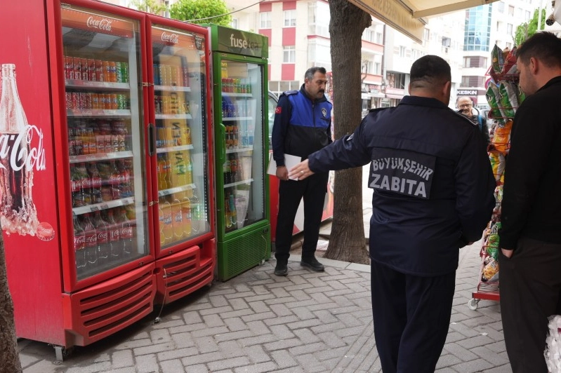 Eskişehir’de Kamusal Alan Denetimi: Büyükşehir Zabıtası Kaldırım İşgallerine Geçit Vermiyor