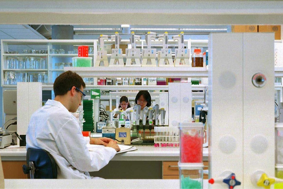 OMP ve AstraZeneca Barselona’da Tedarik Zincirinin Geleceğini Şekillendiriyor