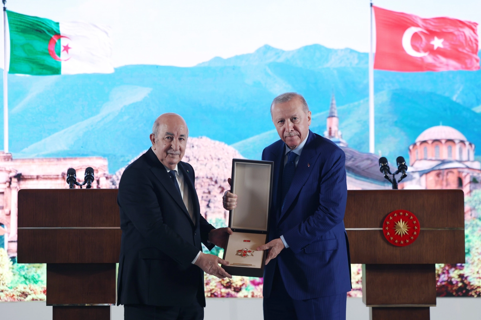 Türkiye ile Cezayir Arasında Tarihî Bağ: Cumhurbaşkanı Tebbun’a Devlet Nişanı Takdim Edildi