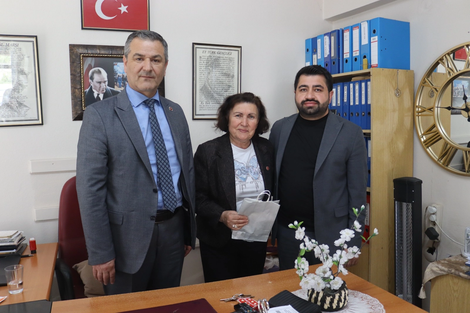 İzmit Belediyesi’nden Kadın Muhtarlara Anlamlı Anneler Günü Ziyareti