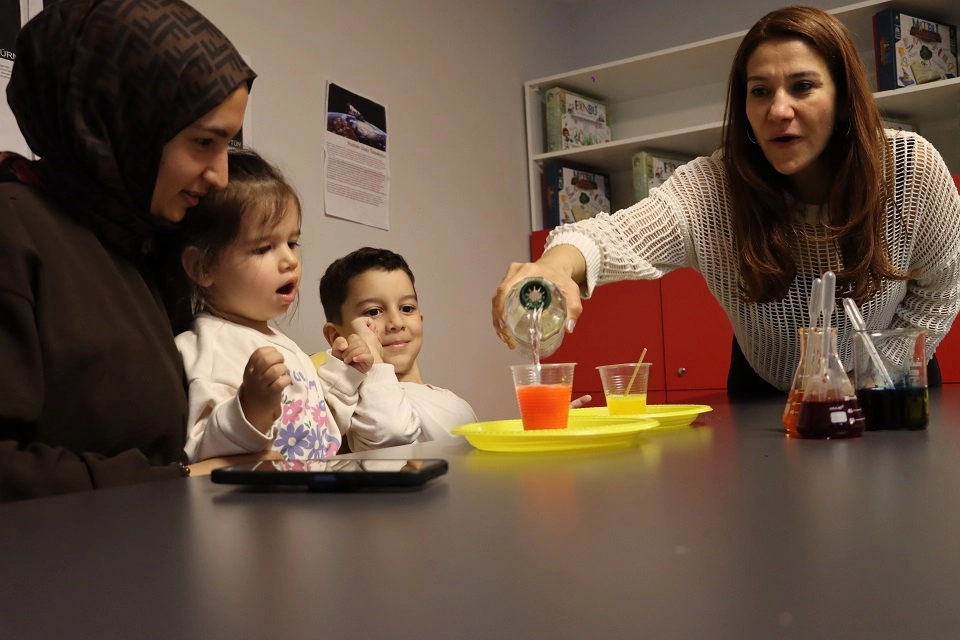 Maltepe’de Minik Bilim İnsanları İş Başında: Ebeveyn ve Çocuk Bilim Atölyesi