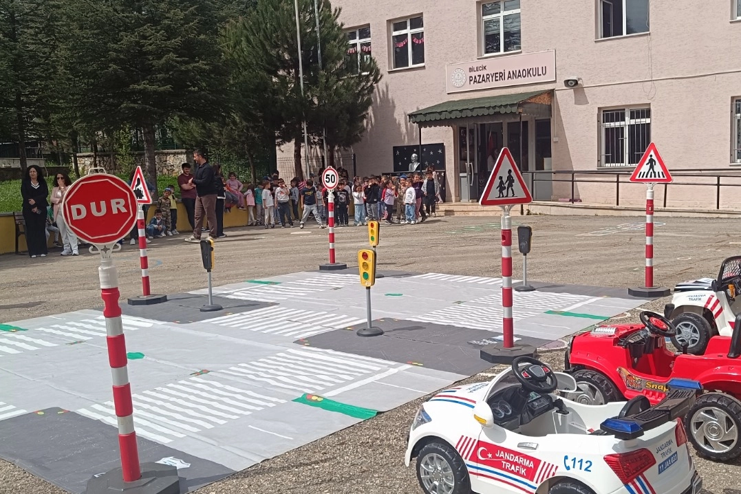 Pazaryeri’nde Miniklere Trafik Dersi: Geleceğin Bilinçli Sürücüleri Yetişiyor