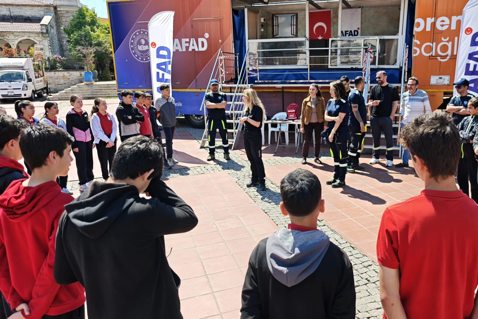 Aliağa’da Deprem Farkındalığı: Simülasyon Tırı ile Gerçeğe Yakın Deneyim