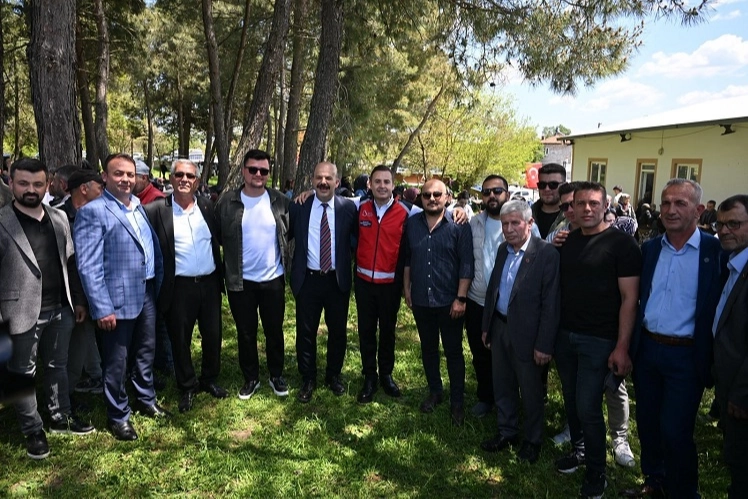 Balıkesir’de Kardeşlik Sofrası: Başkan Ahmet Akın İvrindi’de Köy Hayrına Katıldı