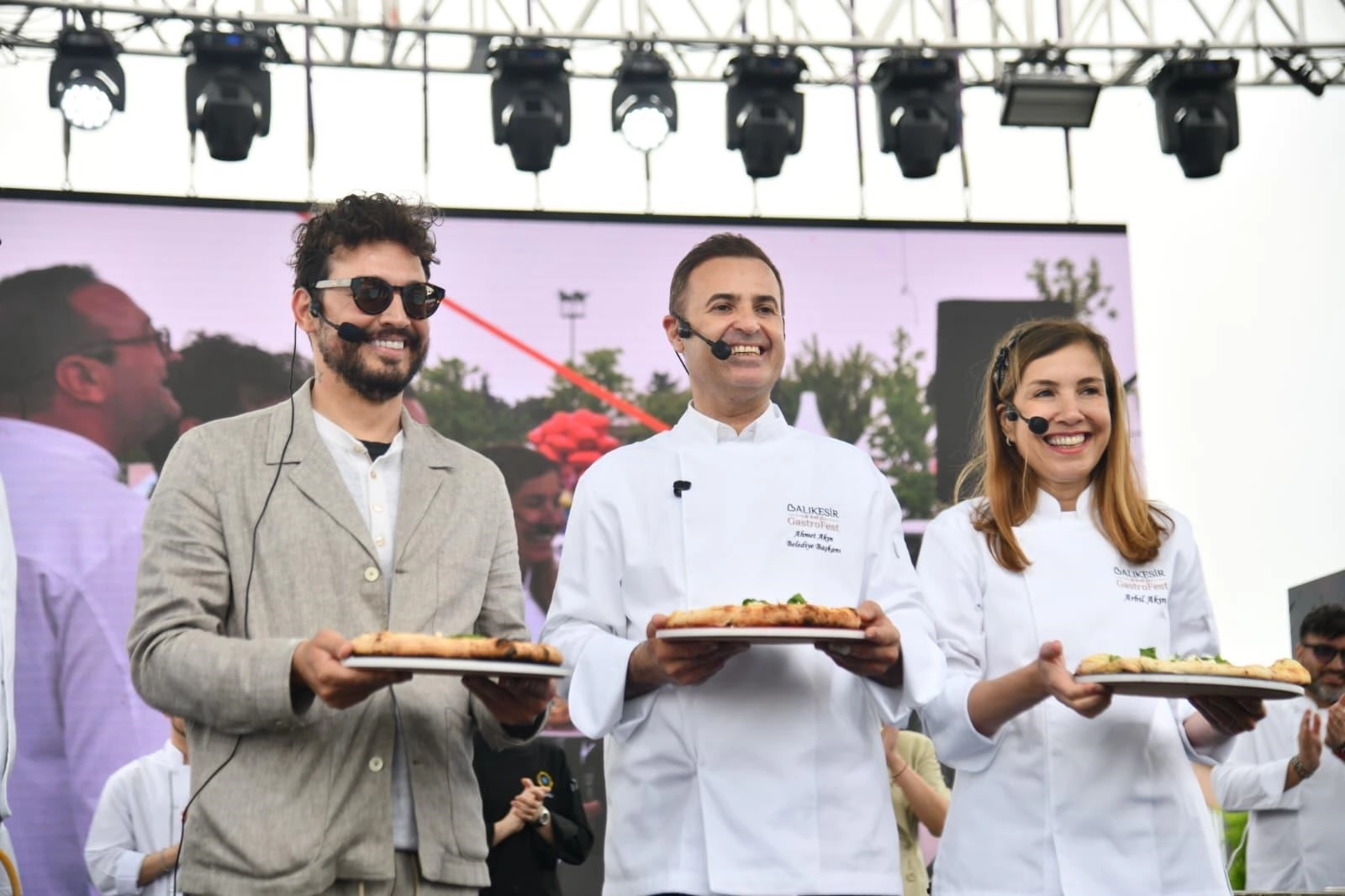 Balıkesir GastroFest’te Lezzet Şöleni: Başkan Ahmet Akın ve Danilo Şef’ten Dört Peynirli Pizza!