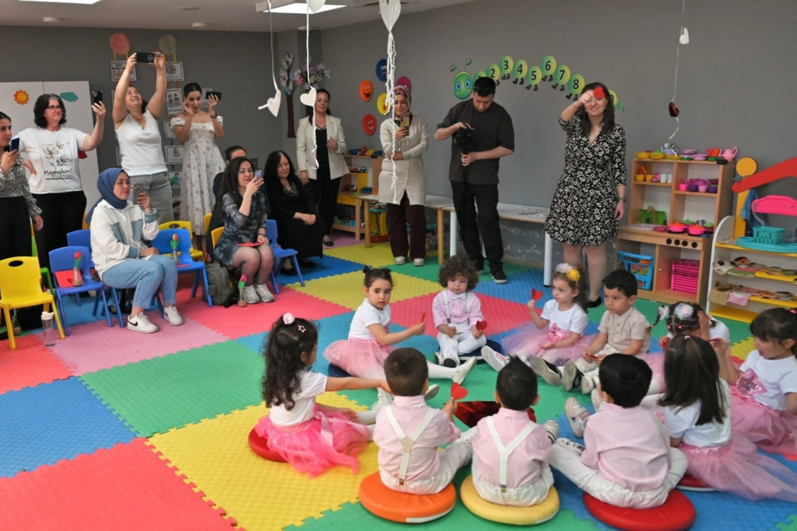 Başkan Eşki’den Anneler Günü Mesaisi: Bornova’da Sevgi ve Vefa Bir Aradaydı