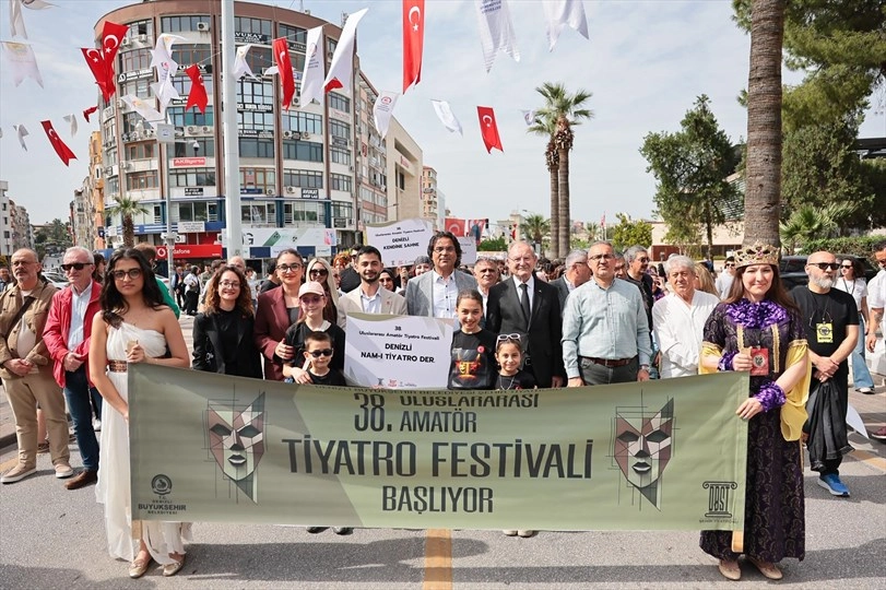 Denizli Sokakları Sahneye Dönüştü: 38. Uluslararası Amatör Tiyatro Festivali Başladı!