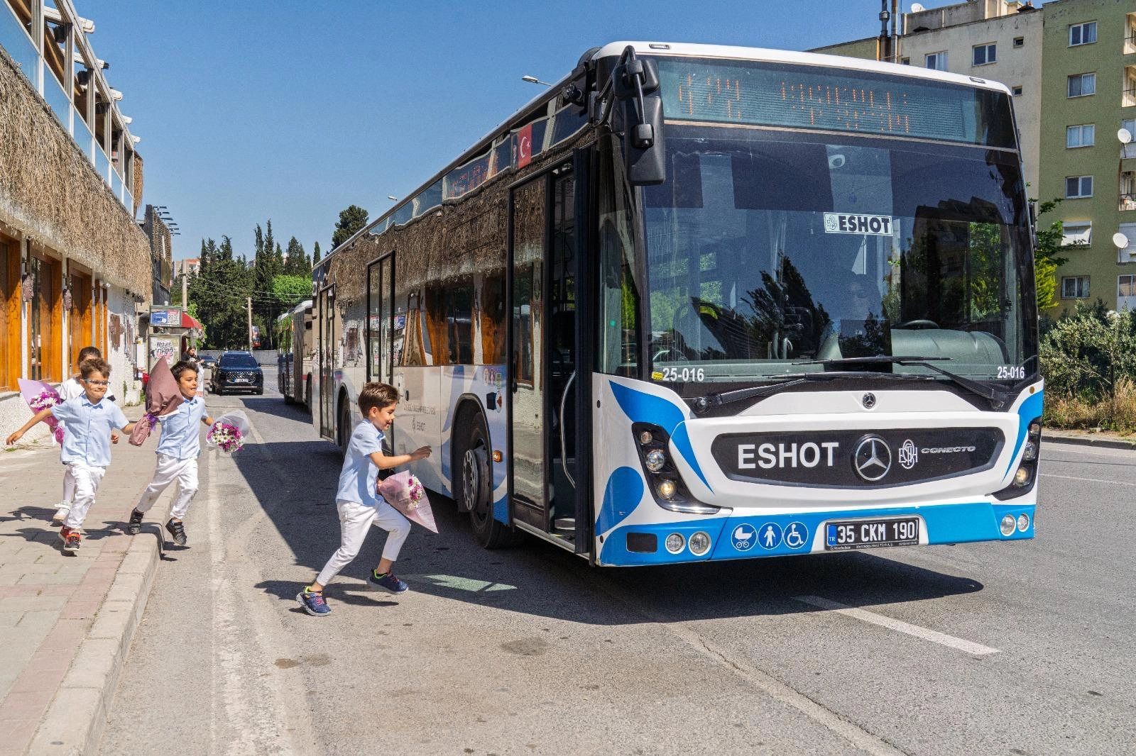 Direksiyon Başında En Tatlı Sürpriz: ESHOT Şoförü Anneye Dördüzlerinden Çiçekli Kutlama
