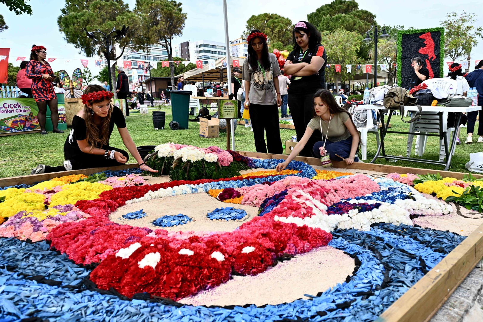 Muratpaşa’da Renk Cümbüşü: 130 Bin Çiçek Sanata Dönüştü
