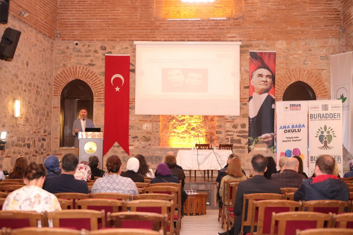 Osmangazi’de "Ana Baba Okulu" Mezuniyet Heyecanı: Bilinçli Ebeveynler Sertifikalarını Aldı