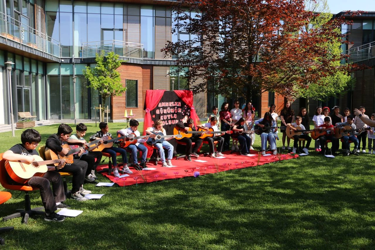 Sakarya’da Anneler Günü Coşkusu: SGM Bahçesinde Duygusal ve Renkli Kutlama