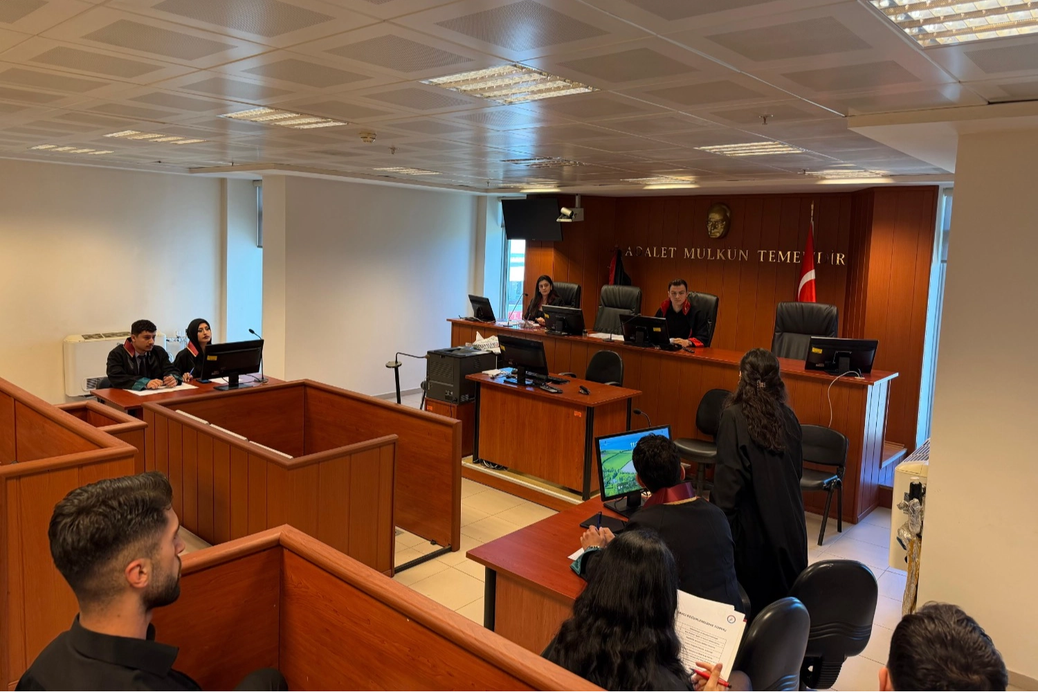 Trabzon’da Hukuk Öğrencilerinden Alkış Alan Performans: Gerçek Adliyede Yargı Simülasyonu!