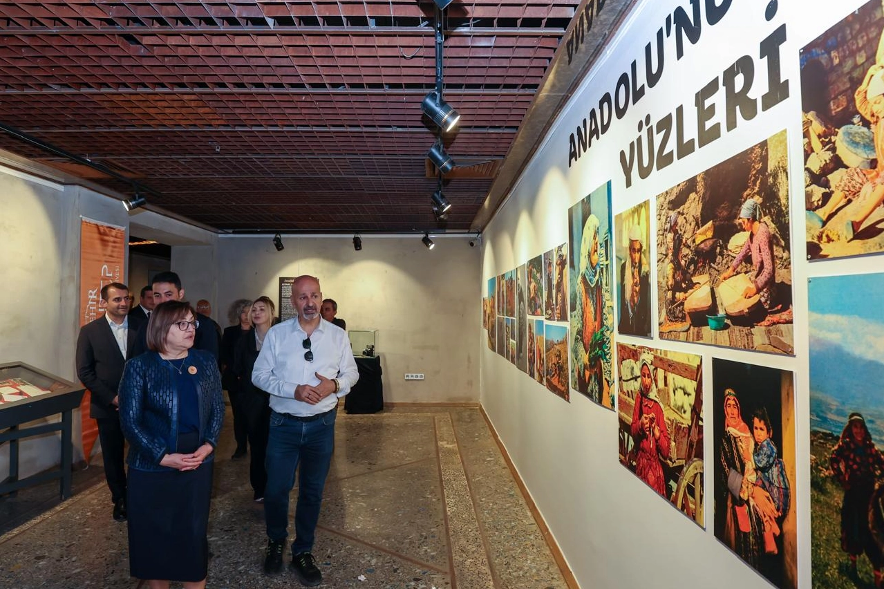Gaziantep’te Nostalji Rüzgârı: "Anadolu’nun Yüzleri" Kartpostal Sergisi Kapılarını Açtı