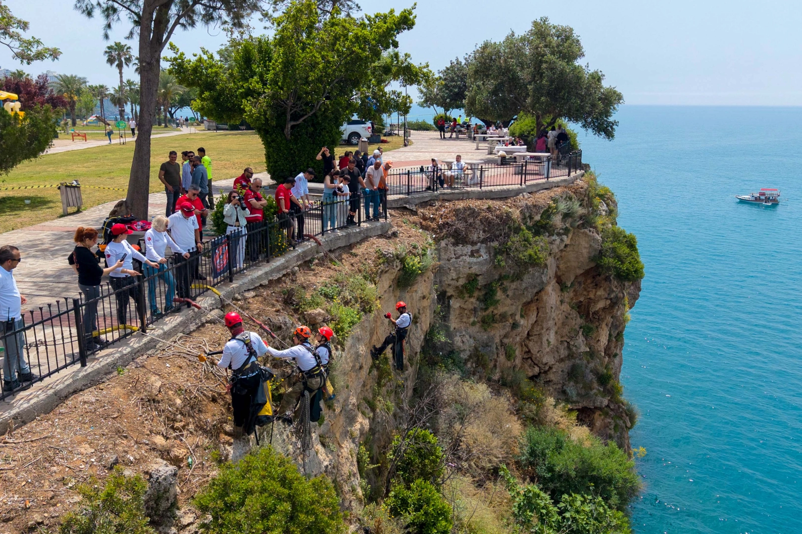 Antalya Falezlerinde "İp Üstünde" Temizlik: Sivil Toplum ve Kamu El Ele
