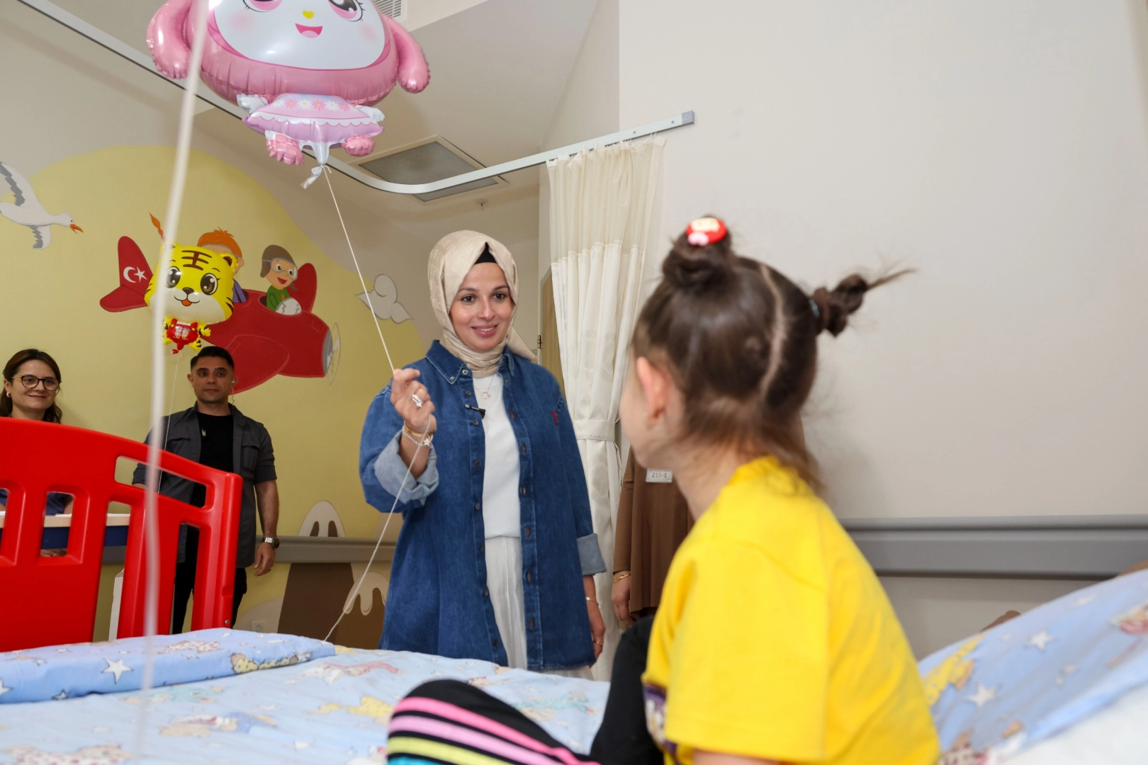 Bilecik’te Hastanede Şefkat Dolu Ziyaret: Minik Yüreklere Moral Oldu