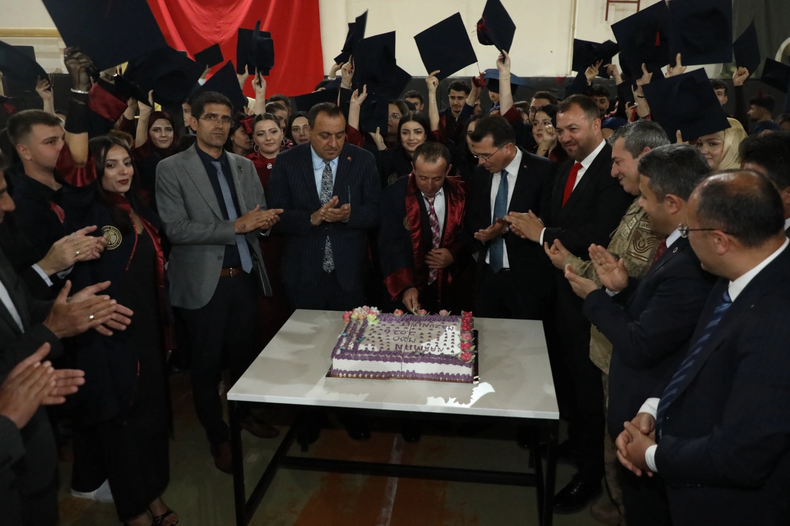 Narman’da Mezuniyet Coşkusu: Peri Bacaları Eteklerinde Kep Attılar