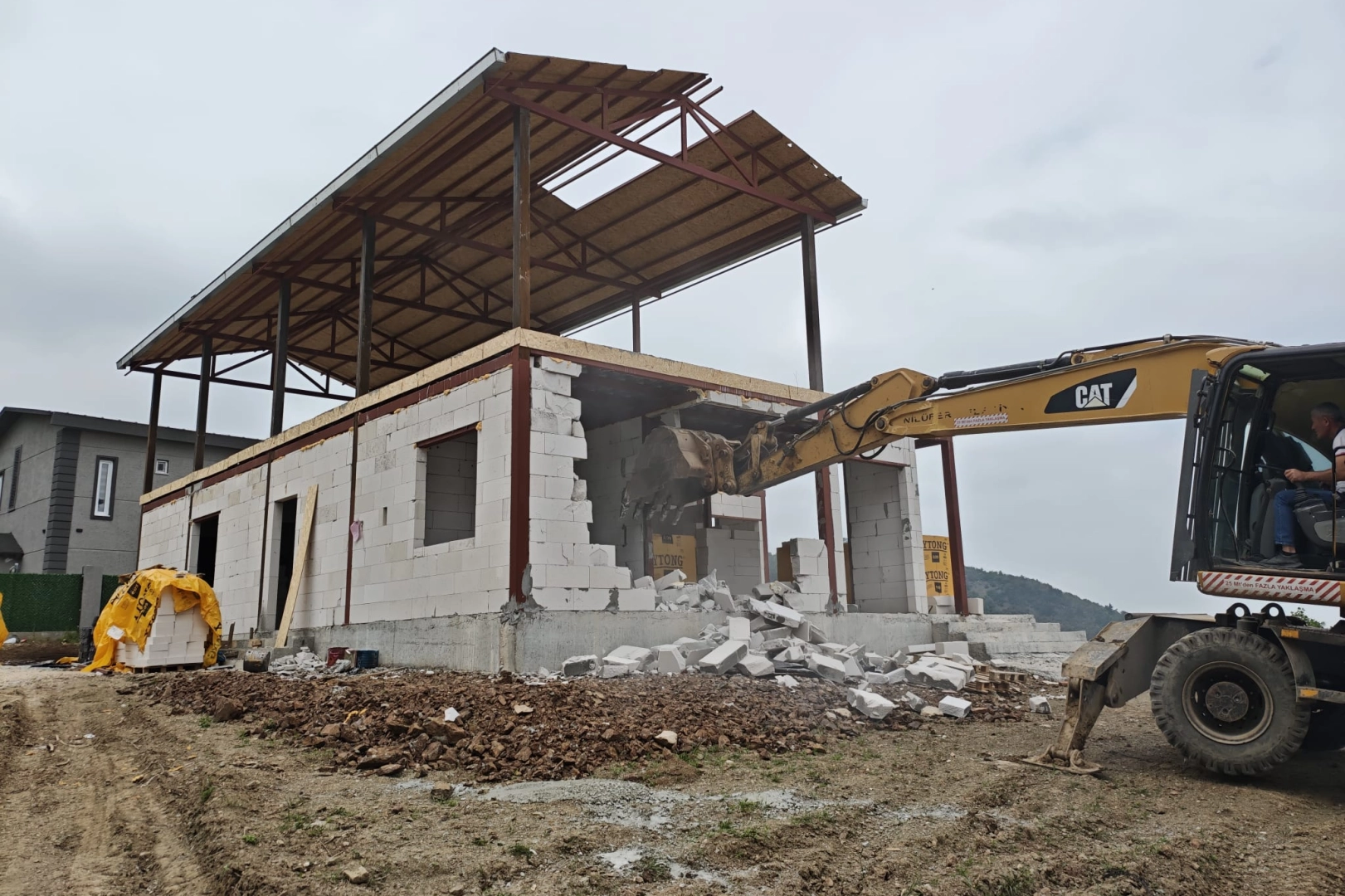 Nilüfer’de Kaçak Yapıya Geçit Yok: Villa ve Depo Yıkıldı