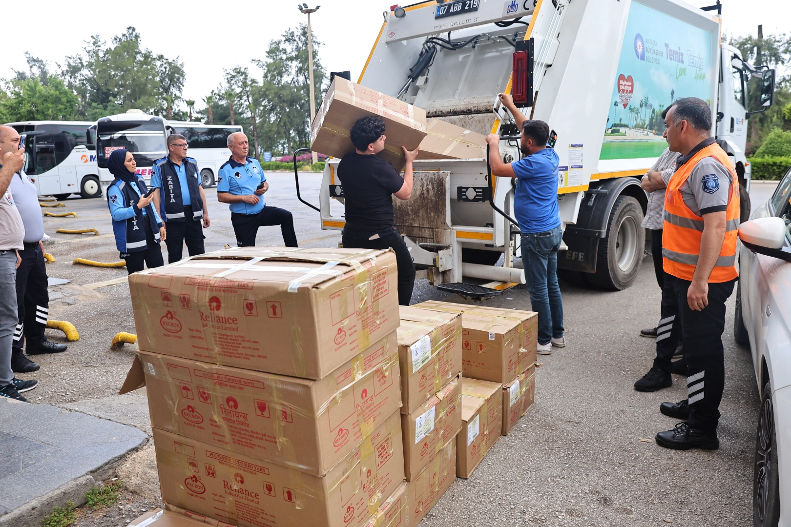 Antalya Otogarında Gıda Operasyonu: 1 Ton Kaçak Yoğurt İmha Edildi