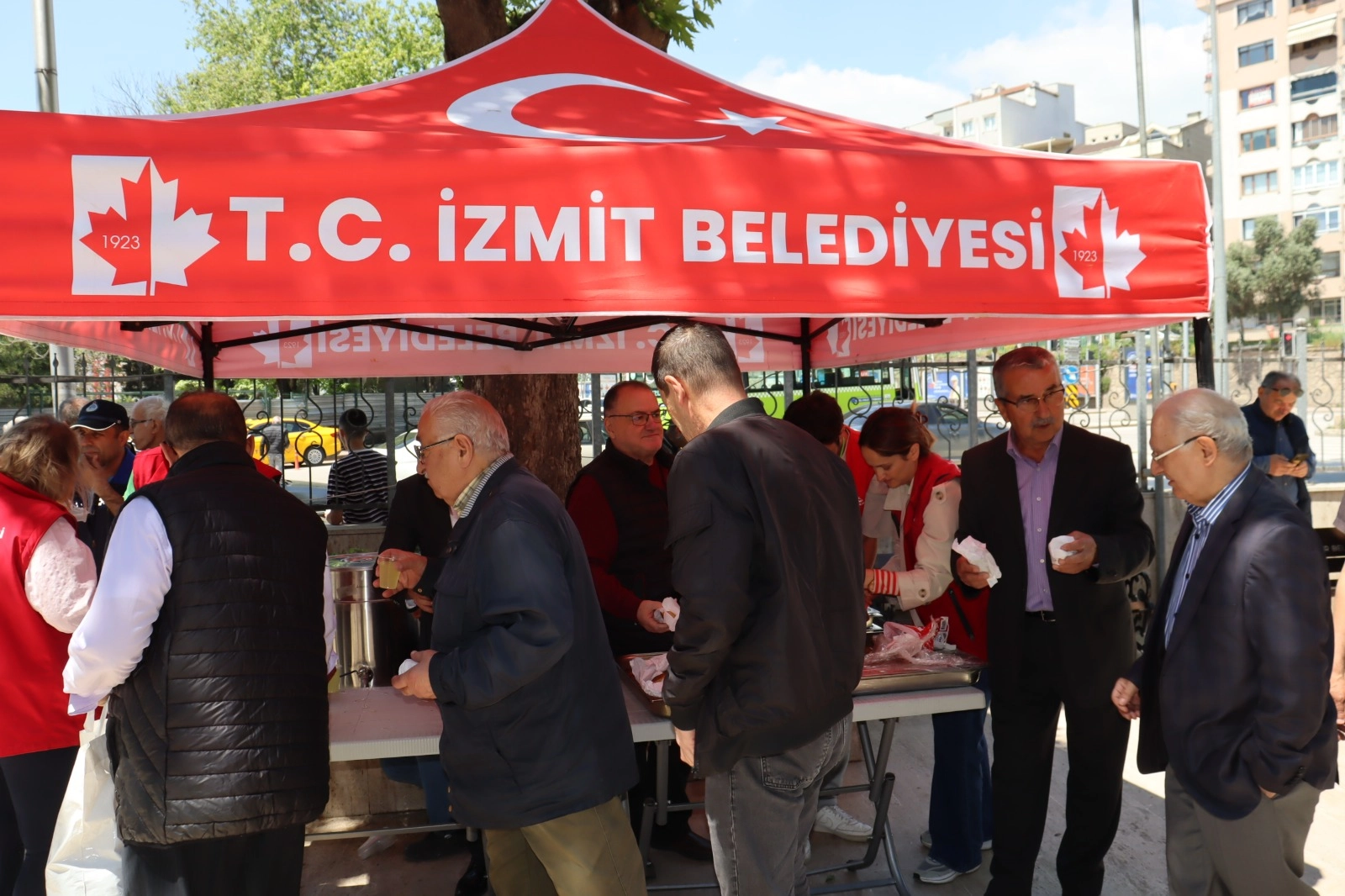İzmit Belediyesi’nden Cuma Günü Tatlı İkram: SEKA Camii Cemaatiyle Buluştular
