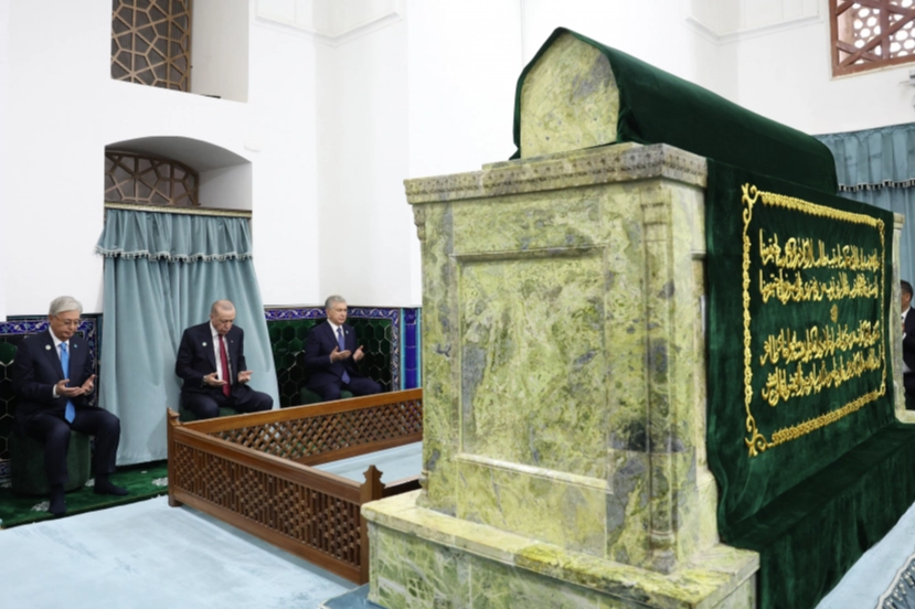 Türk Dünyasının Liderleri Ata Yurdunda Buluştu! Cumhurbaşkanı Erdoğan Hoca Ahmet Yesevi Türbesi'nde