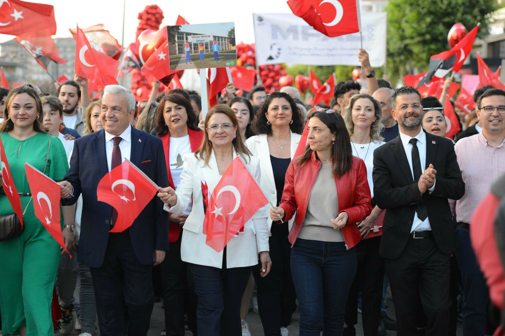 Nilüfer’de 19 Mayıs Coşkusu: "Adamlar" Konseri ve Dev Kortej Yürüyüşü