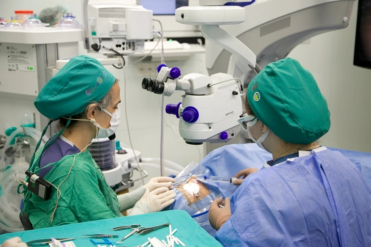 Dünyada Eşi Benzeri Yok! Türk Göz Hekimlerinden Ankara’da Dev Canlı Cerrahi Çıkartması