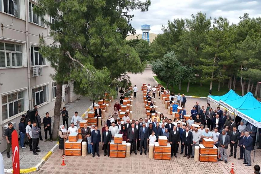 Mardin’de Arıcılara Dev Destek! 1.000 Üreticiye Yüzde 70 Hibeli 8 Bin Arı Kovanı Dağıtıldı