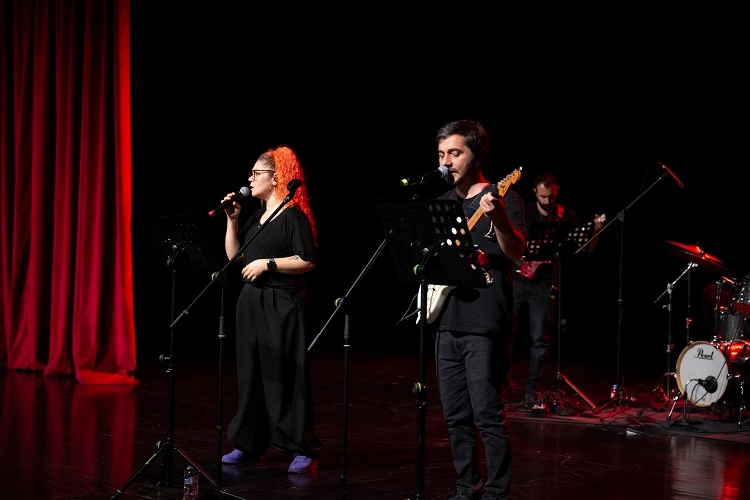 Mersinli Öğrenciler LGS Stresini Konserle Attı! Büyükşehir’den Geleceğin Gençlerine "Müzikal" Destek