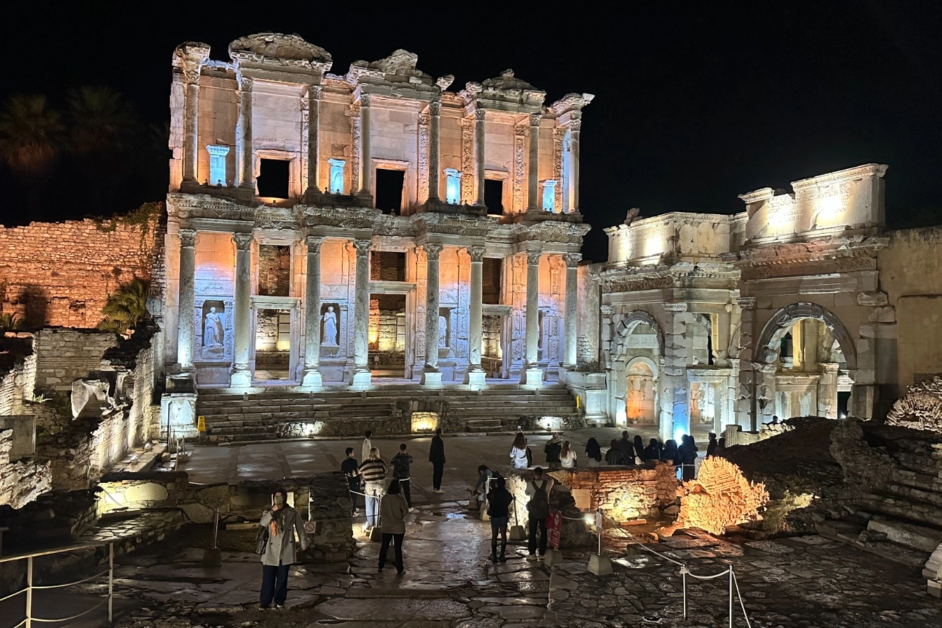 İzmir’de Gençlere Ücretsiz Efes Gece Müzeciliği Turu Başlıyor