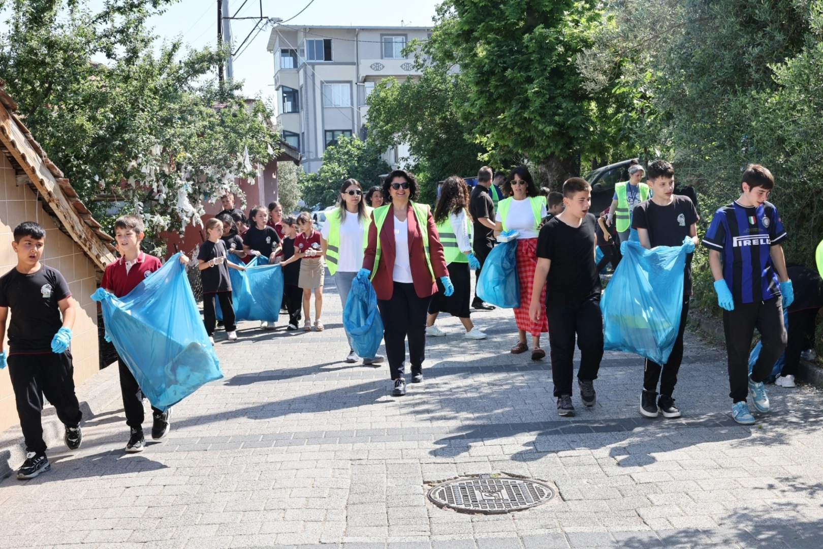Gölyazı’da "Çevreci Eller" İş Başında: Minik Öğrenciler Hem Tarihi Yarımadayı Temizledi Hem de Hayallerindeki Ülkeyi Kurdu!