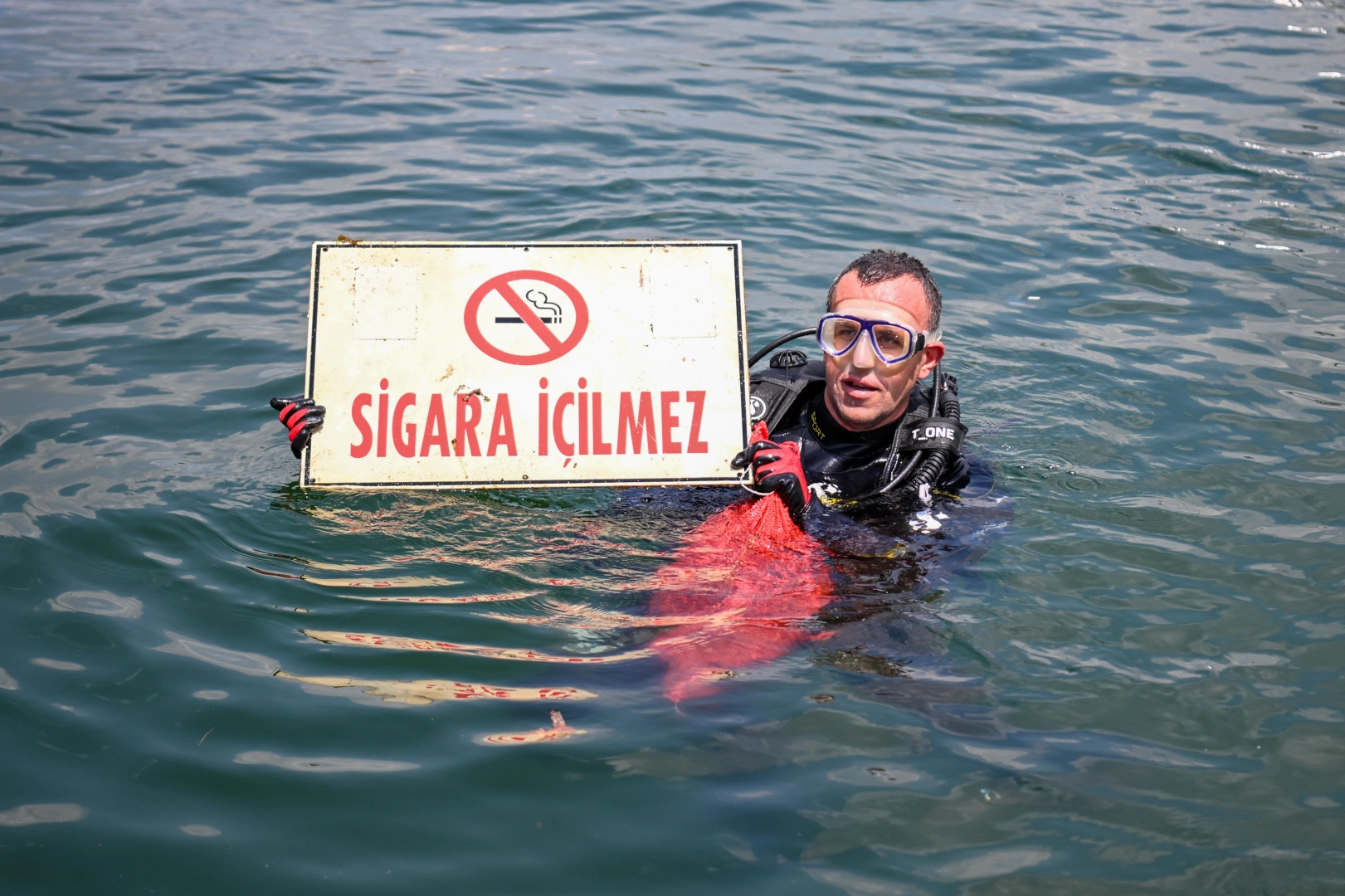 Çanakkale’de Denizden Çıkanlar Şaşırttı: “Sigara İçilmez” Tabelası Bile Vardı